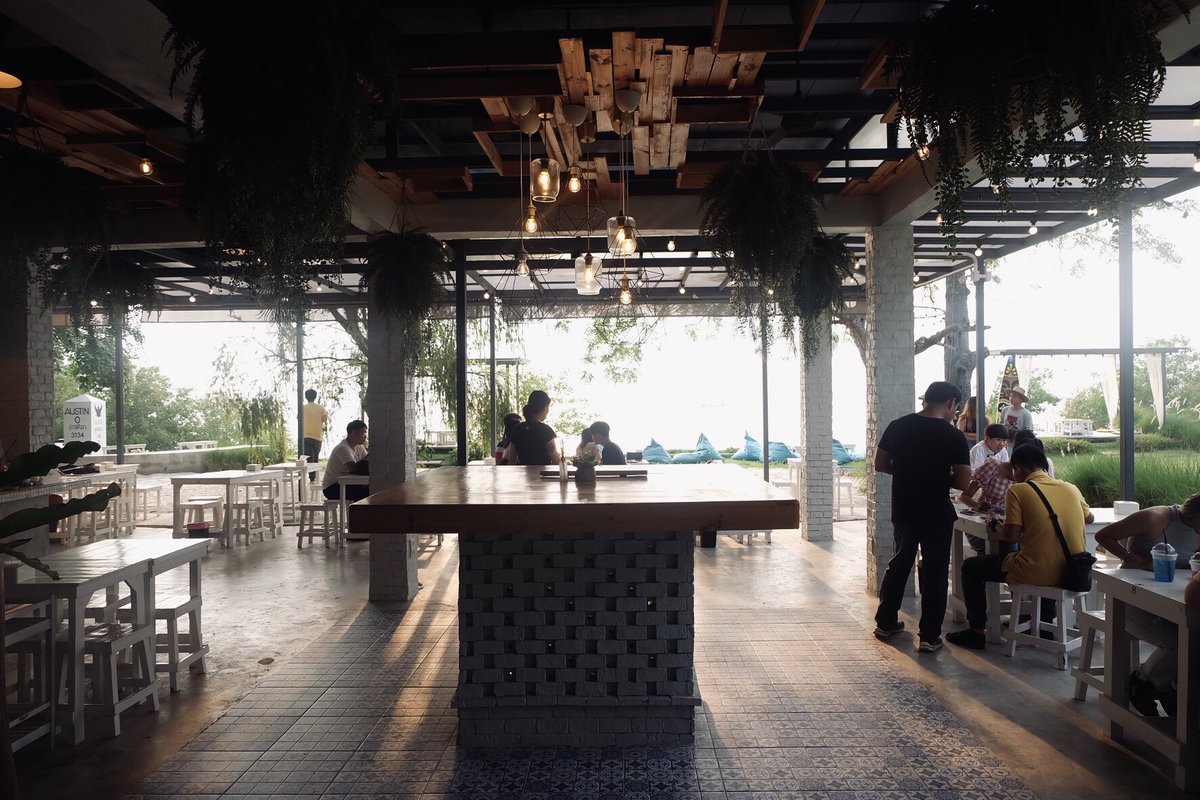 JUM_JAE's tweet photo. ถือว่าเป็นร้านที่บรรยากาศดี มาhangout กับเพื่อนๆได้เลย แต่ถ้าอยากได้ที่นั่งวิวดีๆต้องโทรมรจองก่อนนะ ไม่งั้นเต็มเด้อ #austincafe #คาเฟ่ชลบุรี #รีวิวคาเฟ่ #จำเจไม่จำเจ https://t.co/XlLRANQvIJ