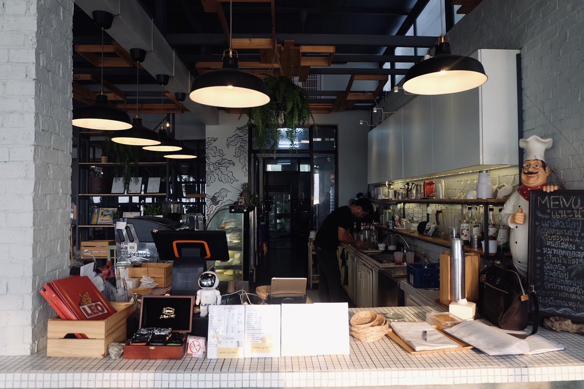 JUM_JAE's tweet photo. ถือว่าเป็นร้านที่บรรยากาศดี มาhangout กับเพื่อนๆได้เลย แต่ถ้าอยากได้ที่นั่งวิวดีๆต้องโทรมรจองก่อนนะ ไม่งั้นเต็มเด้อ #austincafe #คาเฟ่ชลบุรี #รีวิวคาเฟ่ #จำเจไม่จำเจ https://t.co/XlLRANQvIJ