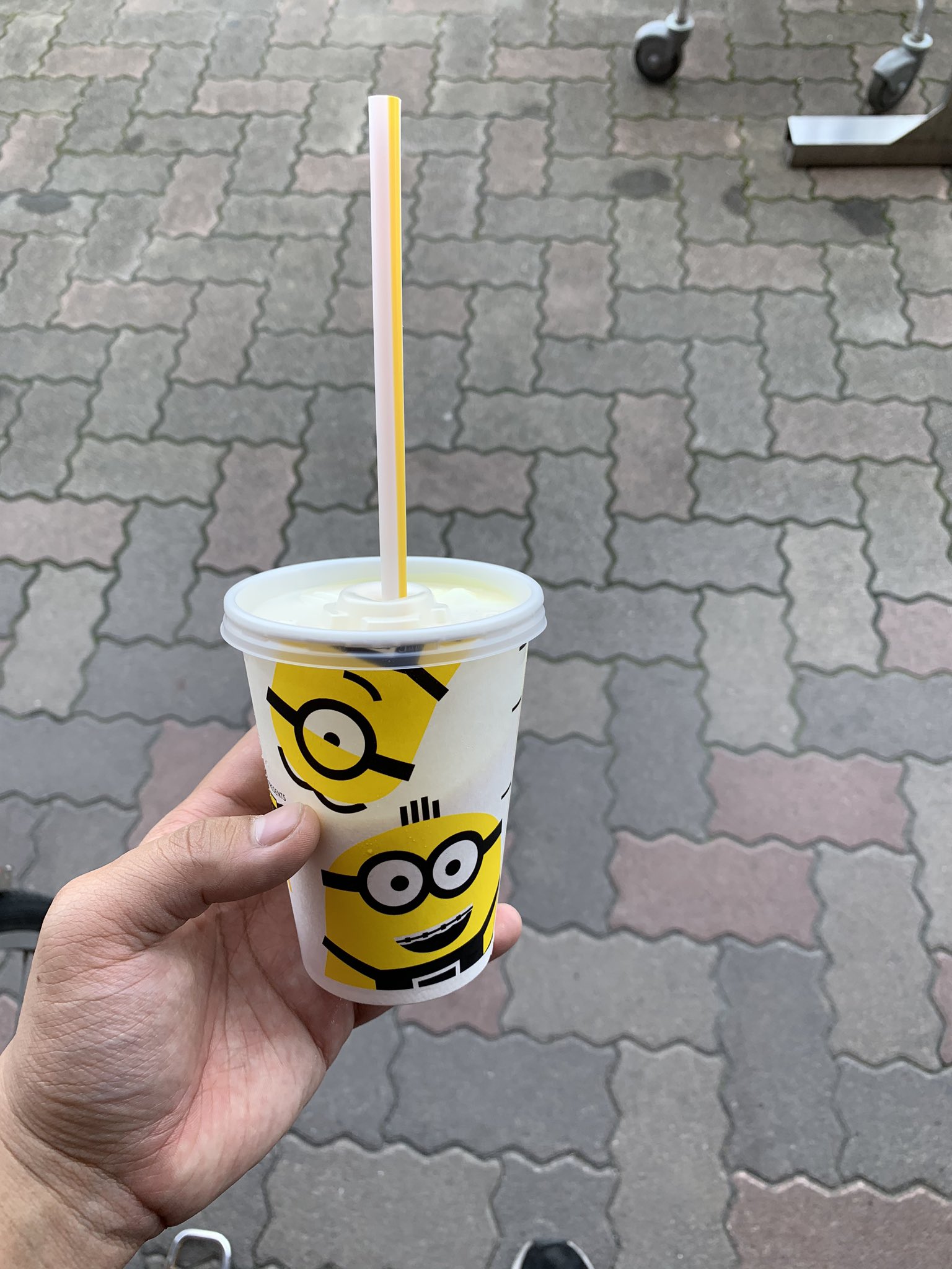 末吉龍鳳 Shuvi マックのバナナシェイク飲んだ イラストミニオンでかわいい バナナシェイクウマシャー T Co Cvsizuuxzn Twitter