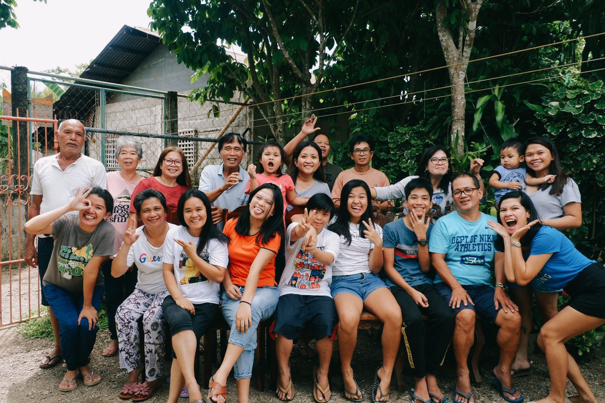 teejayelsim's tweet photo. I always pray for longer years for my aunts, my uncles, my mom and my dad .. May we have more family pictures like this, more talks and laughs, more Birthdays and anniversaries to celebrate. I can't imagine my life without them by my side. I am blessed enough. 😍🥰🤗🙏 https://t.co/Kd4kfzCbLT