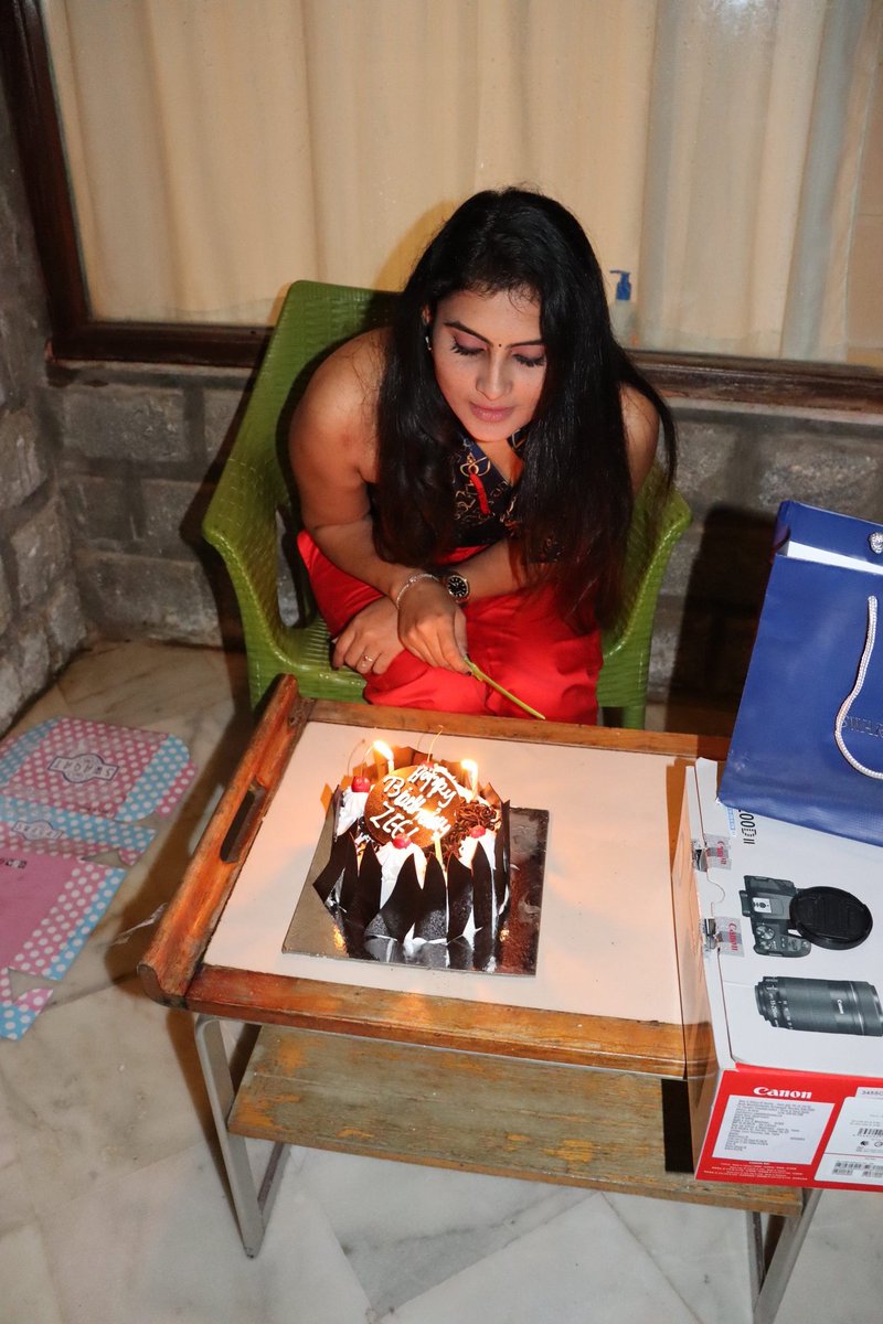 ZeelJoshii's tweet photo. चलो आज फिर ज़िन्दगी का एक साल कम कर दिया. 😂😂😂 #birthdaygirl #BirthdayCelebration #HAPPY_28TH_ACETAEMIN #goodmorning #Friends https://t.co/bJ2Bdv2Hfz