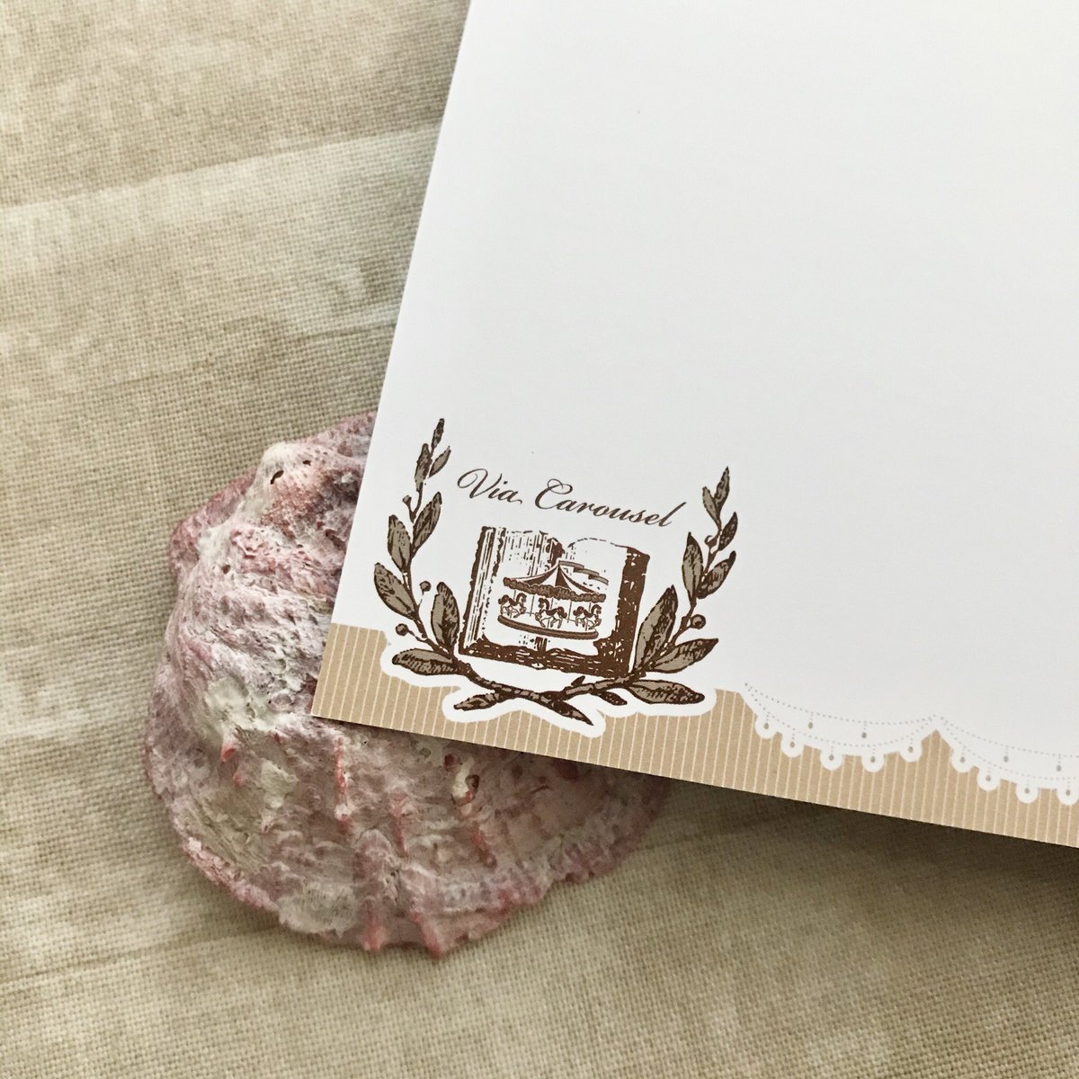 Nemunoki Paper Item お気に入りポストカードを見つけよう 大好きで イベントなどで紙雑貨を買わせていただいている河童堂さん 河童堂さんの猫とカエルがほんとかわいくて 宛名面にももちろんおなじみの二匹が 切手はずらして貼ります Nemunoki Paper Item お気に入りポストカードを見つけよう 大好きで イベントなどで紙雑貨を買わせていただいている河童堂さん 河童堂さんの猫とカエルがほんとかわいくて 宛名面にももちろんおなじみの二匹が 切手はずらして貼ります
