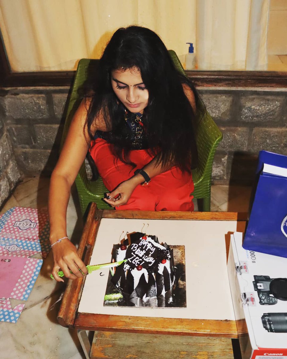ZeelJoshii's tweet photo. चलो आज फिर ज़िन्दगी का एक साल कम कर दिया. 😂😂😂 #birthdaygirl #BirthdayCelebration #HAPPY_28TH_ACETAEMIN #goodmorning #Friends https://t.co/bJ2Bdv2Hfz