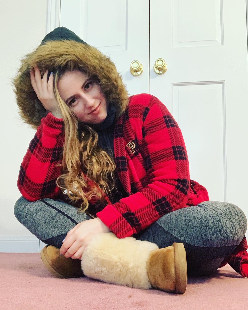 queenoftheuggs's tweet photo. Me and my comfy outfit! #ugg #robe #vspink #victoriassecret #model #modeling #uggmodel #igmodel https://t.co/HOLcQ6x62y
