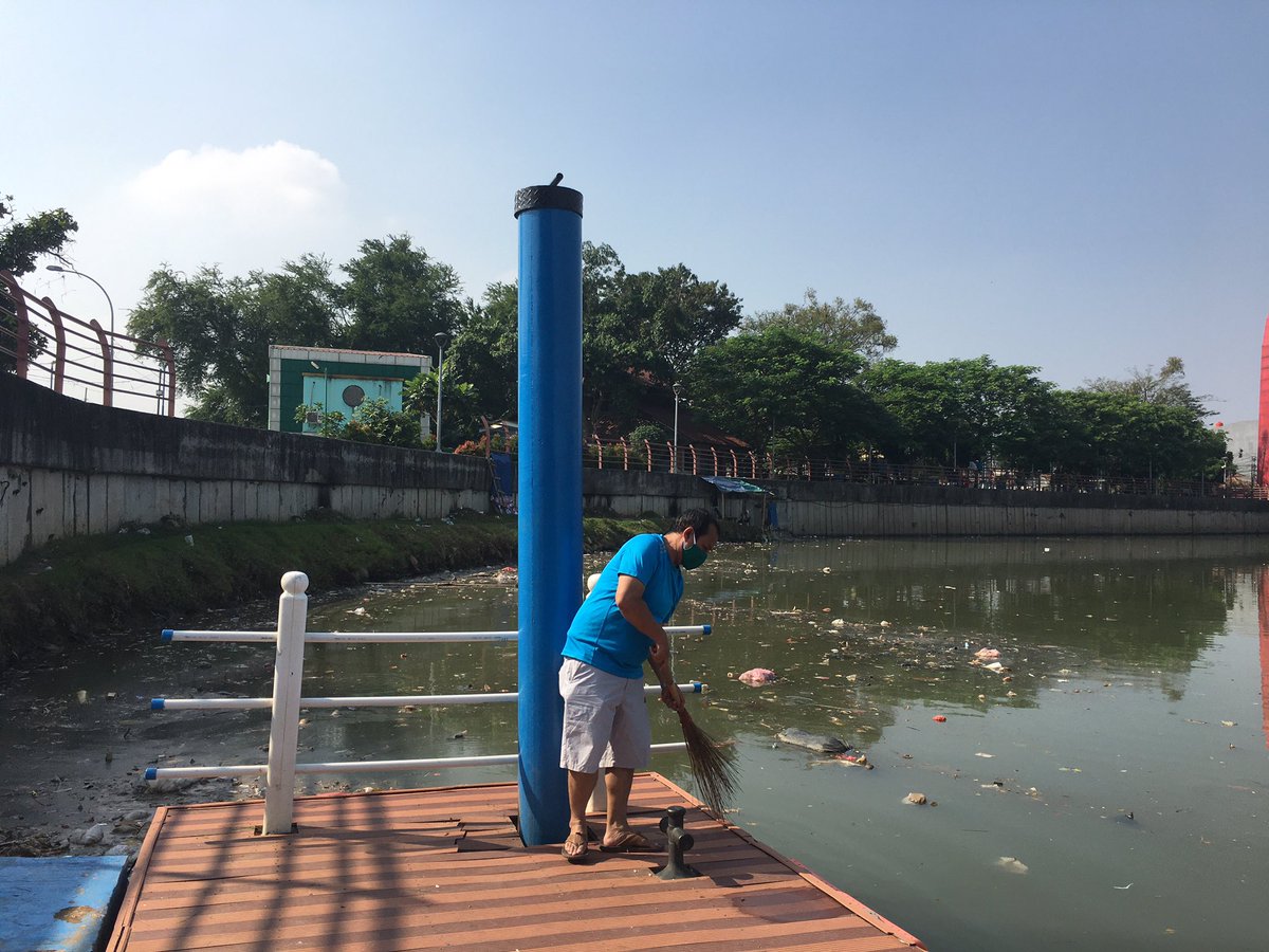 Bersih bersih Dermaga Apung Kampung Bekelir.@disparkotatangerang <a href="/genpikotatng/">genpikotatangerang</a> <a href="/AboutTNG/">About Tangerang</a> <a href="/genpibanten/">GenPI Banten</a> @kampungbekelir @tangerangayo <a href="/alambanten/">alambanten</a>