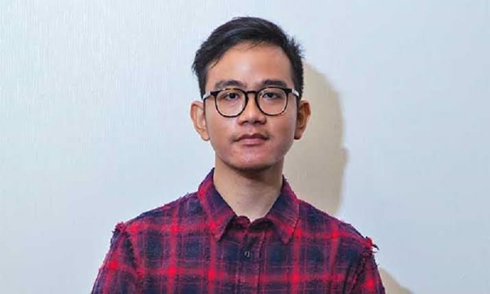 KingBewok's tweet photo. Waduh kok tiba2 rame di jagad twettland,  coba polling ah untuk warga solo boleh ikuttt
Dipilih2 dek🤣

1.Kotaku kosong retweet 

2. Gibran like https://t.co/qquPQIxIOs