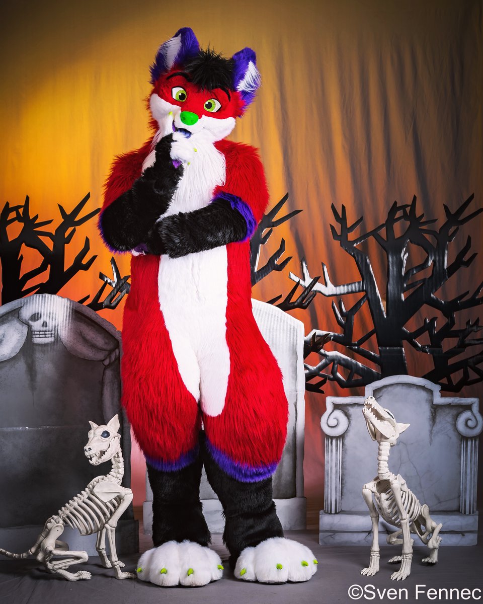 tallfuzzball's tweet photo. It's Halloween Month 🎃💀👻

📸: @SvenFennec 
📍: #ANE2019

#FursuitFriday https://t.co/5VZiXE56P3