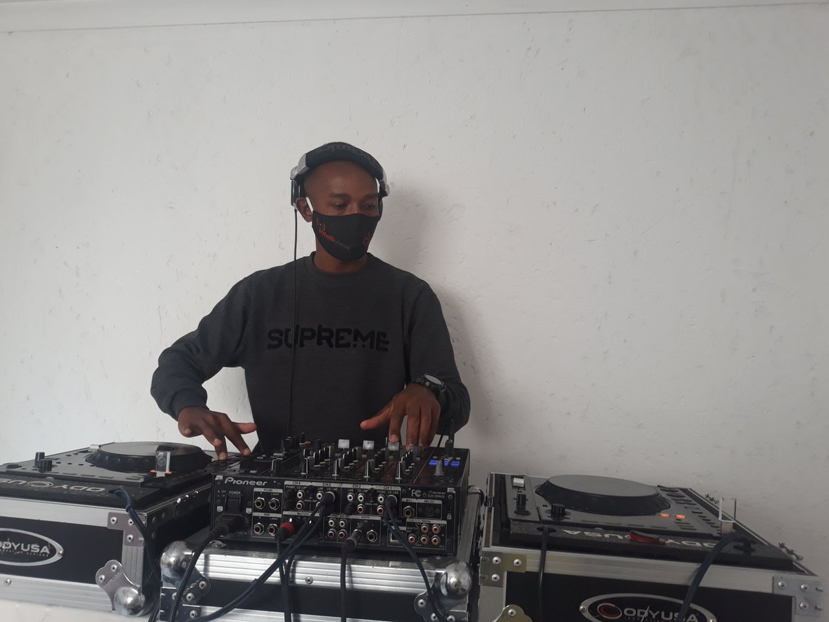 Djpunnah's tweet photo. I got love for the game! @serenitylounge2 #Funky4u https://t.co/R4eolby0mc