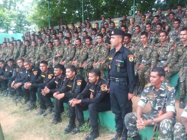 Training of STF commandos is carried out at STF HQ Baghera, CTJWS Kanker & Greyhounds Trg center. CTJWS is currently being headed by Brig. (Retd)  @BasantPonwar sir who has been conferred with the post of Commandant CTJWS (Rank - Inspector General).Training lasts for 2 months.