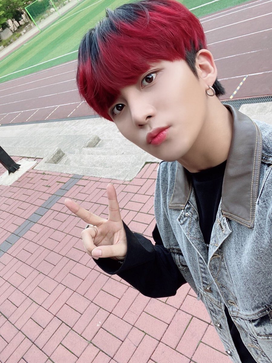 ATEEZofficial's tweet photo. [#종호] 에이티니가 보고 싶은 하루💙
#ATEEZ #에이티즈 https://t.co/Ald661OCNi