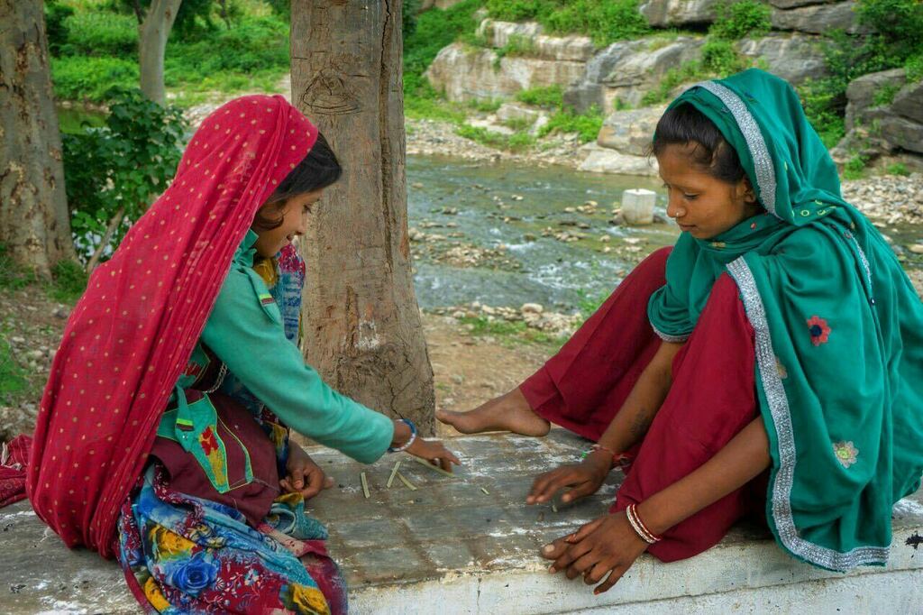 magikindia's tweet photo. Garasia girls playing a kind of board game
.
.
#poshina #gujarat #boardgames #tribeofindia #travel #indialovers #travelindiagram #travelindia #magikindia #india #indiatravelphotography #streetphotography #streetphotographyindia #mathinitravel https://t.co/bBshLzdkYM