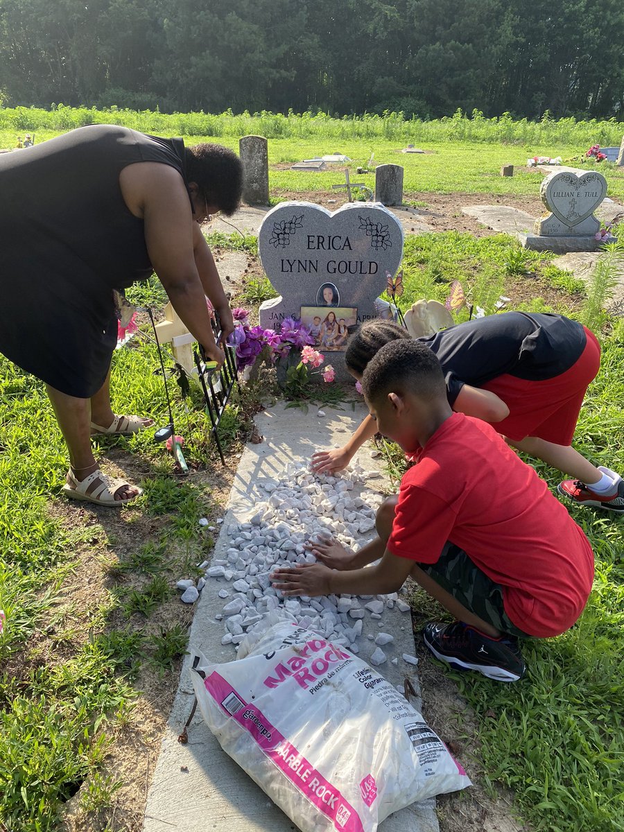 envy_sheit's tweet photo. The other day the devil really was trying me i felt defeated! I go to Erica’s grave i felt her presence &amp; energy like it became brighter ...i take a pic u see that light? Then i go today &amp; took Aaron Mrs Brenda &amp; King to add landscape...the same light 💜 🙏🏾she knew #alwaysgotme https://t.co/LdaMo95RX1