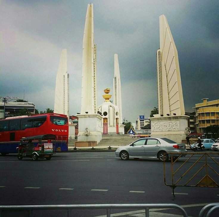 ขอเล่าในมุมมองของเด็กคนนึงนะคะ ผู้ใหญ่หลายๆคนบอกว่าอย่าเข้ามายุ่งเลยดีกว่าตั้งใจเรียนก็พอคือถ้าเราตั้งใจเรียนมากๆแล้วผลลัพธ์คือประเทศย่อยยับแบบนี้พวกเราก็ไม่อยากเรียนให้เครียดหรอกใช่ไหมคะ ในเมื่อเยาวชนไม่มีสิทธ์ออกความเห็นก็ยกเลิกคำว่าประชาธิปไตยไปดีกว่าค่ะ #เยาวชนปลดแอก