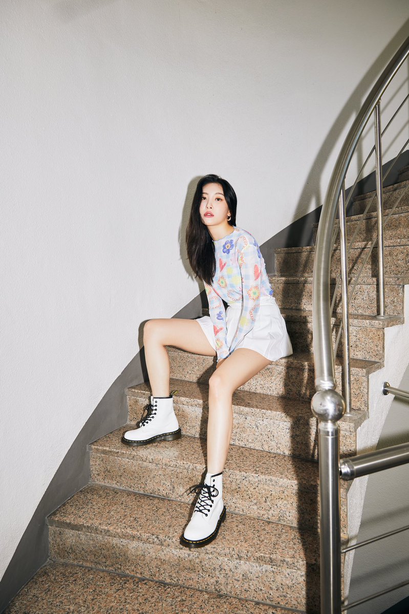 hdys_official's tweet photo. Dancing queen Sunmi @official_sunmi_ in a Hstyle × Leaf Xia long-sleeve T-shirt, showing her gorgeous long legs. Sweet and sexy. #hstyle #sunmi #leafxia #韩都衣舍 https://t.co/XTcnU8CCJD
