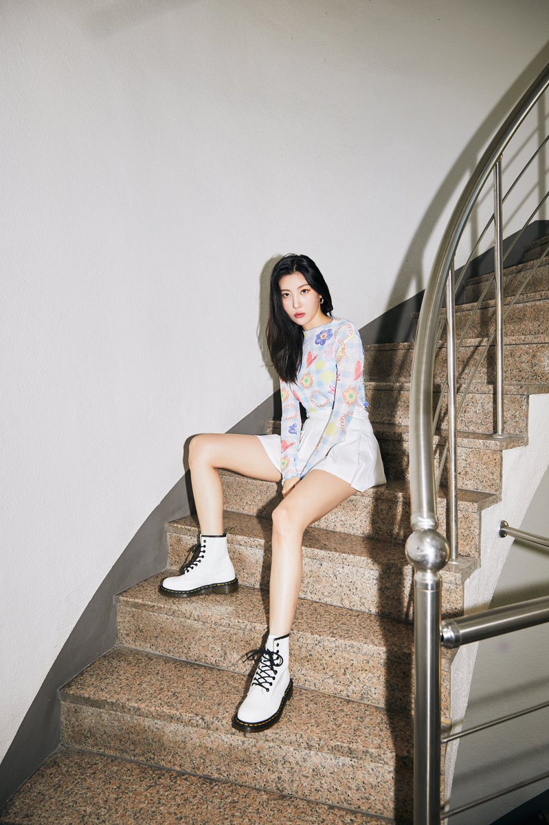 hdys_official's tweet photo. Dancing queen Sunmi @official_sunmi_ in a Hstyle × Leaf Xia long-sleeve T-shirt, showing her gorgeous long legs. Sweet and sexy. #hstyle #sunmi #leafxia #韩都衣舍 https://t.co/XTcnU8CCJD