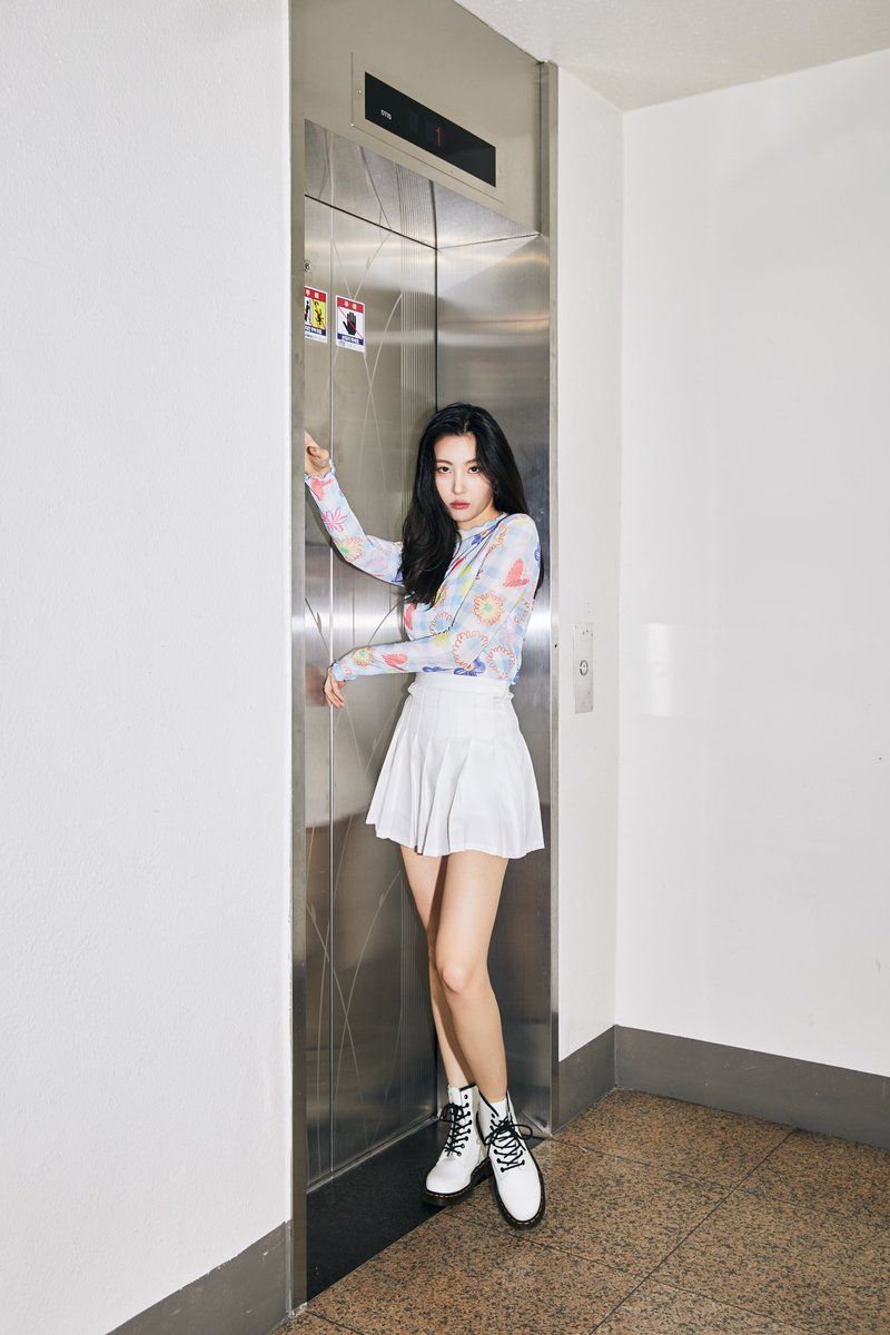 hdys_official's tweet photo. Dancing queen Sunmi @official_sunmi_ in a Hstyle × Leaf Xia long-sleeve T-shirt, showing her gorgeous long legs. Sweet and sexy. #hstyle #sunmi #leafxia #韩都衣舍 https://t.co/XTcnU8CCJD