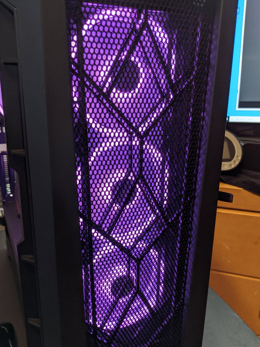 DHarrison615's tweet image. Welp. 3rd PC I've built in the books. Excited to see if this one can make it almost 10 years like my last build! Part list included if anyone was interested.... #BuildComplete.