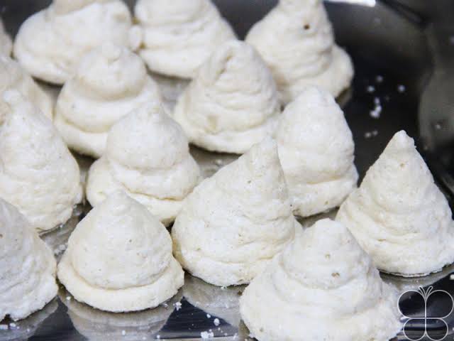 கொஞ்சம் சோறு, கொஞ்சம் வரலாறுதூத்துக்குடி மக்ரூன்பொதுவாக தூத்துக்குடி என்றாலே அனைவருக்கும் நியாபகம் வருவது உப்புதான். ஆனால் அதையும் தாண்டி இனிப்புக்கும் பெயர்போனதுதான் தூத்துக்குடி. ஆம் தூத்துக்குடியில் தயாராகும் இனிப்பு பண்டமான மக்ரூன் மிகப்பிரபலம். இதன் சுவையே தனி.(1/n)