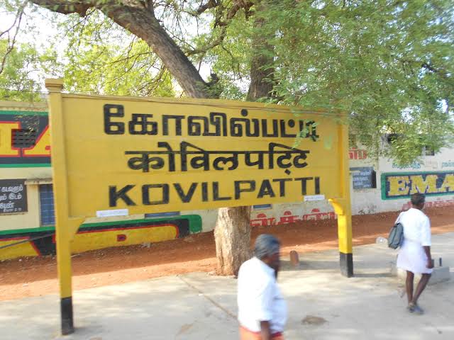 பழக்க வழக்கங்கள் , உணவு வகைகள் போன்றவற்றை அவர்கள் தூத்துக்குடியிலிருந்து வெளியேறும் போது விட்டு சென்றனர். அவ்வாறு அவர்கள் விட்டுச்சென்ற ஒரு இனிப்பு வகைதான் மக்ரூன். என்னோட ஊர் கோவில்பட்டியிலிருந்து தூத்துக்குடி ஒண்ணேகால் மணி நேர பயணம்தான். பள்ளி,கல்லூரி காலகட்டங்களில் (7/n)