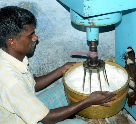 முட்டை, முந்திரி மற்றும் சர்க்கரை.தரமான நாட்டுக்கோழி முட்டையை உடைத்து, லாவகமாக வெள்ளை கருவை மற்றும் பிரித்து எடுத்து வைத்து கொள்கிறார்கள். அந்த வெள்ளை கருவை ப்ளெண்டரில் போட்டு நன்றாக அடிக்க, நுரை போன்று வரும்வேளையில் அதனுடன் சர்க்கரை மற்றும் (12/n)