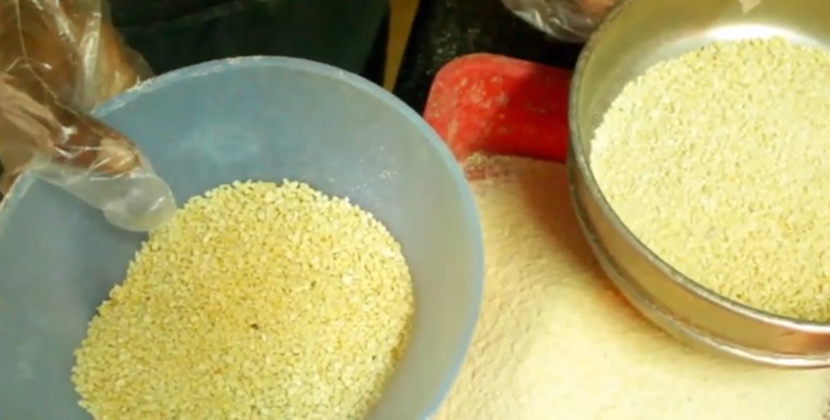 இடித்த முந்திரி பவுடரை சேர்த்து மீண்டும் அடிக்க, மாவு பதம் வந்தவுடன் பேப்பர் பொட்டலத்தில் மாவை ஊற்றி முக்கோண கூம்பு வடிவில் மக்ரூனை வார்த்து எடுத்து,அதை பேக்கரி அடுப்பில் வைத்து எடுக்கிறார்கள்.மக்ரூனின் இந்த சுவைமற்றும் மொறுமொறுப்பான தன்மைக்கு காரணம் தரமான முந்திரிதான்.(13/n)