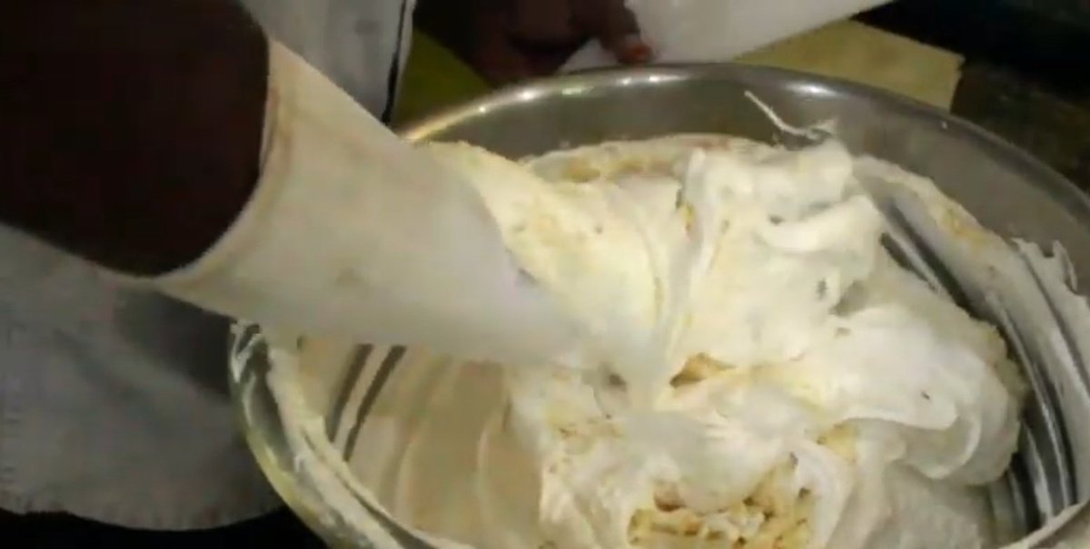 இடித்த முந்திரி பவுடரை சேர்த்து மீண்டும் அடிக்க, மாவு பதம் வந்தவுடன் பேப்பர் பொட்டலத்தில் மாவை ஊற்றி முக்கோண கூம்பு வடிவில் மக்ரூனை வார்த்து எடுத்து,அதை பேக்கரி அடுப்பில் வைத்து எடுக்கிறார்கள்.மக்ரூனின் இந்த சுவைமற்றும் மொறுமொறுப்பான தன்மைக்கு காரணம் தரமான முந்திரிதான்.(13/n)