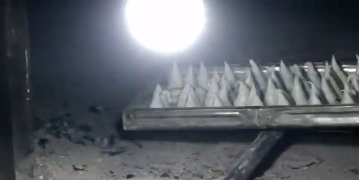 இடித்த முந்திரி பவுடரை சேர்த்து மீண்டும் அடிக்க, மாவு பதம் வந்தவுடன் பேப்பர் பொட்டலத்தில் மாவை ஊற்றி முக்கோண கூம்பு வடிவில் மக்ரூனை வார்த்து எடுத்து,அதை பேக்கரி அடுப்பில் வைத்து எடுக்கிறார்கள்.மக்ரூனின் இந்த சுவைமற்றும் மொறுமொறுப்பான தன்மைக்கு காரணம் தரமான முந்திரிதான்.(13/n)