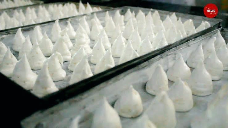 பல்வேறு ஊர்களுக்கு ஏற்றுமதி ஆகுகிறது, தூத்துக்குடி மக்ரூன். அதேபோல் தற்போது பொதுவாக எல்லா ஊர்களில் உள்ள பேக்கரியிலும் மக்ரூன் தயார்செய்து விற்பனை செய்யப்படுகிறது.இதுவரை சாப்பிடாதவர்கள், மக்ரூனை சுவைத்து பாருங்கள். பிடித்த இனிப்பு பண்டமாக மாறிவிடும். (15/n) End  #Macroon