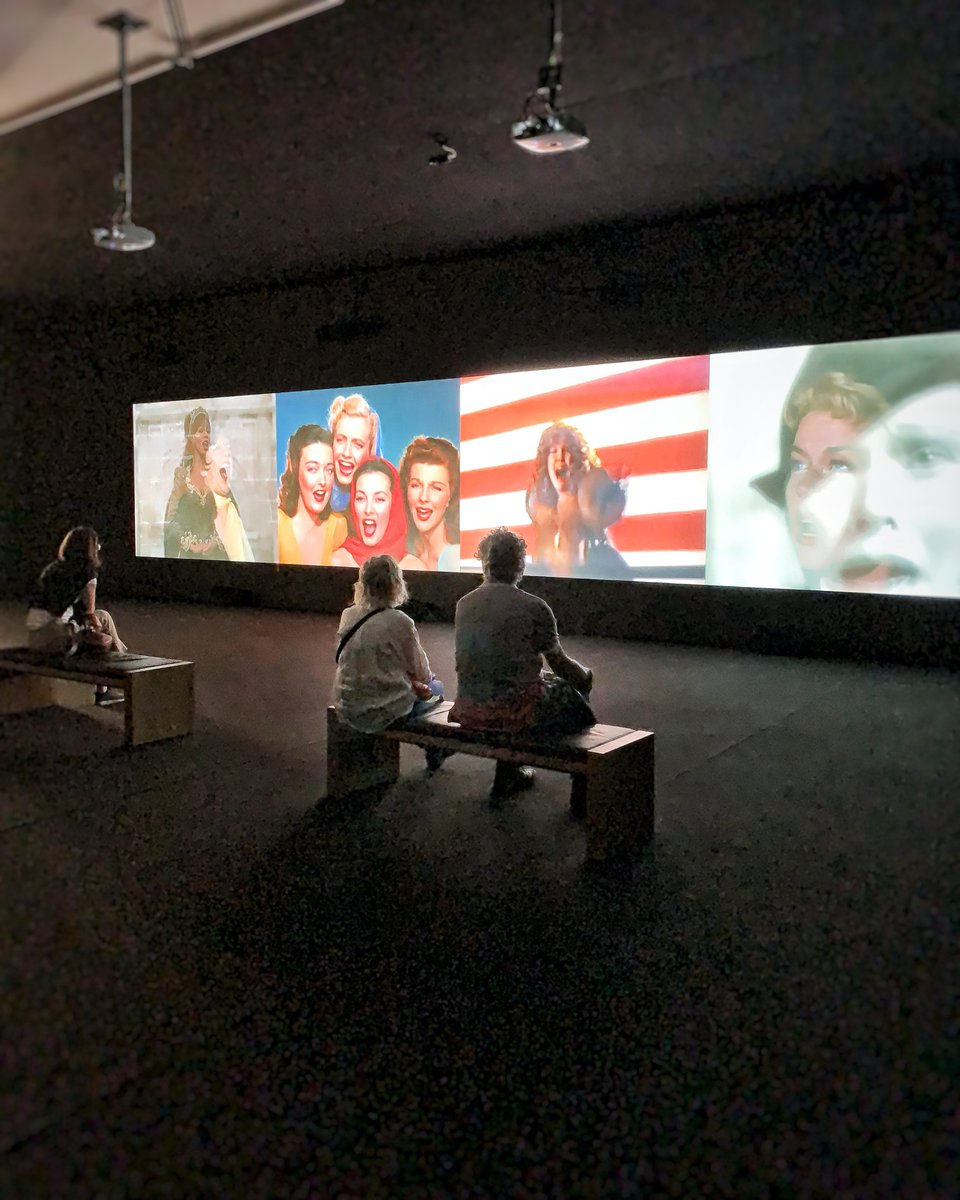 mudamlux's tweet photo. [UNE ORCHESTRATION MINUTIEUSE]
#VideoQuartet" (2002) de #ChristianMarclay, coproduite par #MudamLux, projette sur quatre écrans un kaléidoscope visuel et sonore, composé d’environ 700 extraits de films qui balaie une grande partie de l’histoire du #cinéma. À voir jusqu'au 06.09. https://t.co/QdMqOeb6ks