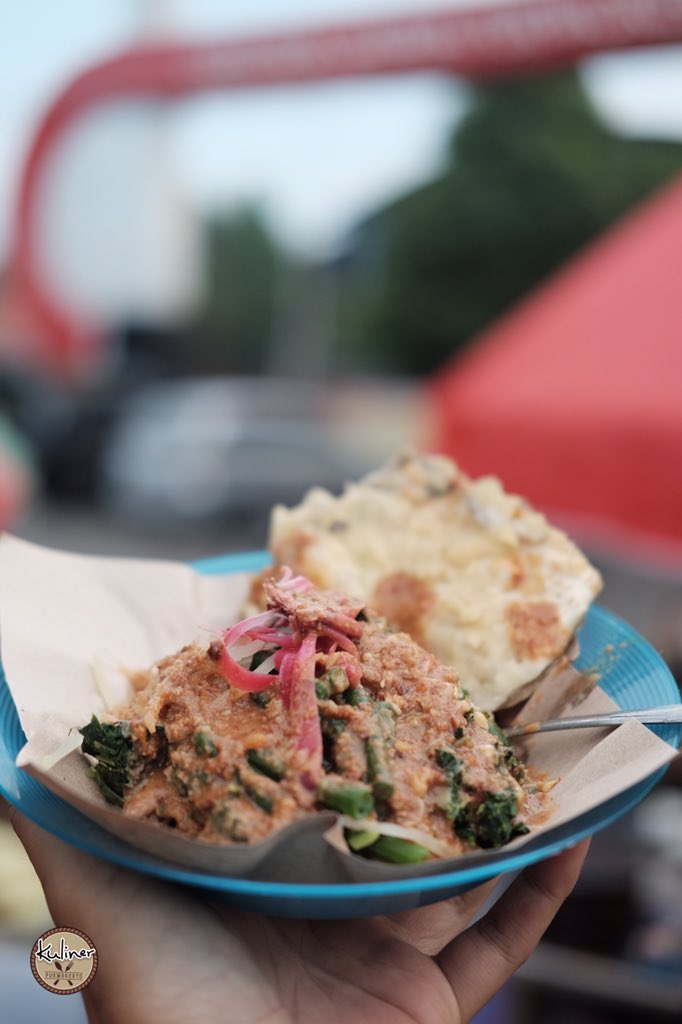 KulinerPWT's tweet photo. Oya, sunmor / pasar minggon GOR Satria Purwokerto belum buka yak. Hanya ada beberapa penjual makanan saja. Suasananya masih sepi dibandingkan alun-alun Purwokerto yang banyak dikunjungi para pesepeda

Kalau kalian, kuliner apa yang dikangenin di sunmor / pasar minggon GOR Satria? https://t.co/M0q1j8uTaL