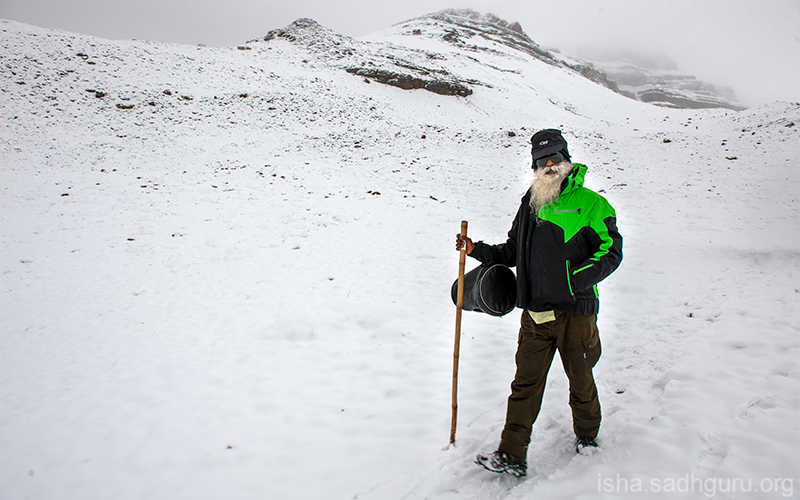 SadhguruJV's tweet photo. If you are full of life, you naturally choose something difficult and dangerous. If you have not much life in you, you only choose comfort. #SadhguruQuotes https://t.co/IZZky5To4x