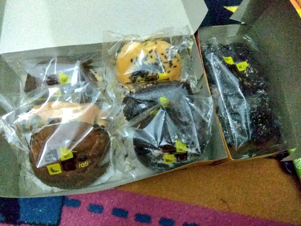 HaruhikoHideo's tweet photo. Movie Night Snacks from @kampoengroti 7 items only 44K with @GrabFood discount 😀
#MyCheatDay https://t.co/DJxUskeuMF