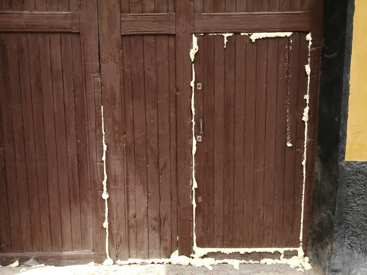 Esta nit han tractat d'incendiar el <a href="/CasalPopularCS/">Casal Popular de Castelló</a>, una setmana després de patir un atac de l'extrema dreta. 

Van pintar banderes espanyoles, van tallar la llum i van siliconar les portes. Ho van reivindicar com 'Abascal Army'. 

Esta matinada, en flames.