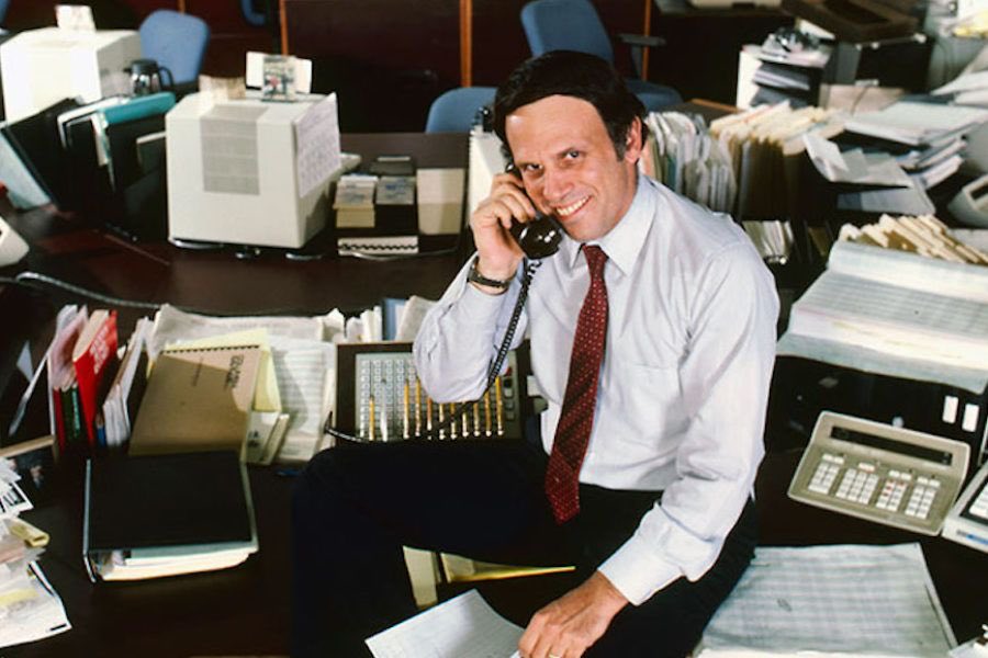 Fue en aquellos años cuando Michael Milken, banquero en Drexel Burnham (una firma white-shoe de Wall Street en horas bajas), cambió las reglas de lo que se conoce como la “Corporate America” (la América de los negocios).