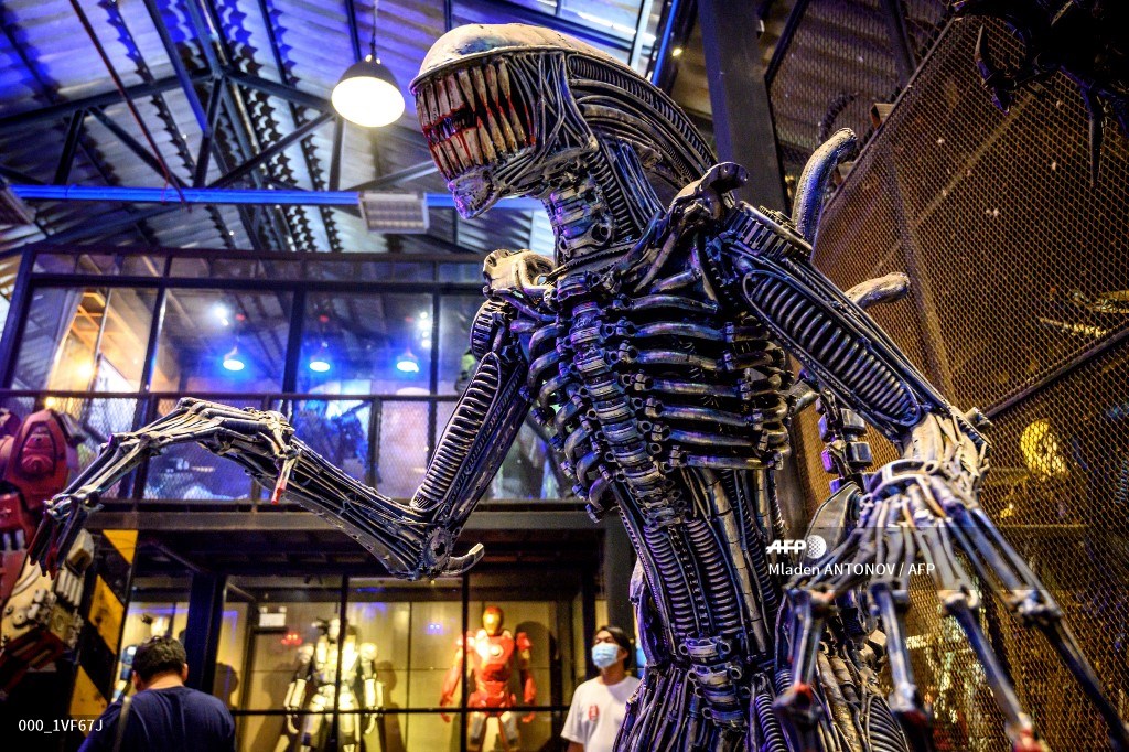 AFPphoto's tweet photo. #Thailand : "Ban Hun Lek" or "The House of Steel Robots", a museum where a collective of artists display their scrap metal creations depicting popular comics and sci-fi film characters

📸Mladen ANTONOV https://t.co/ZEtf7aoZds