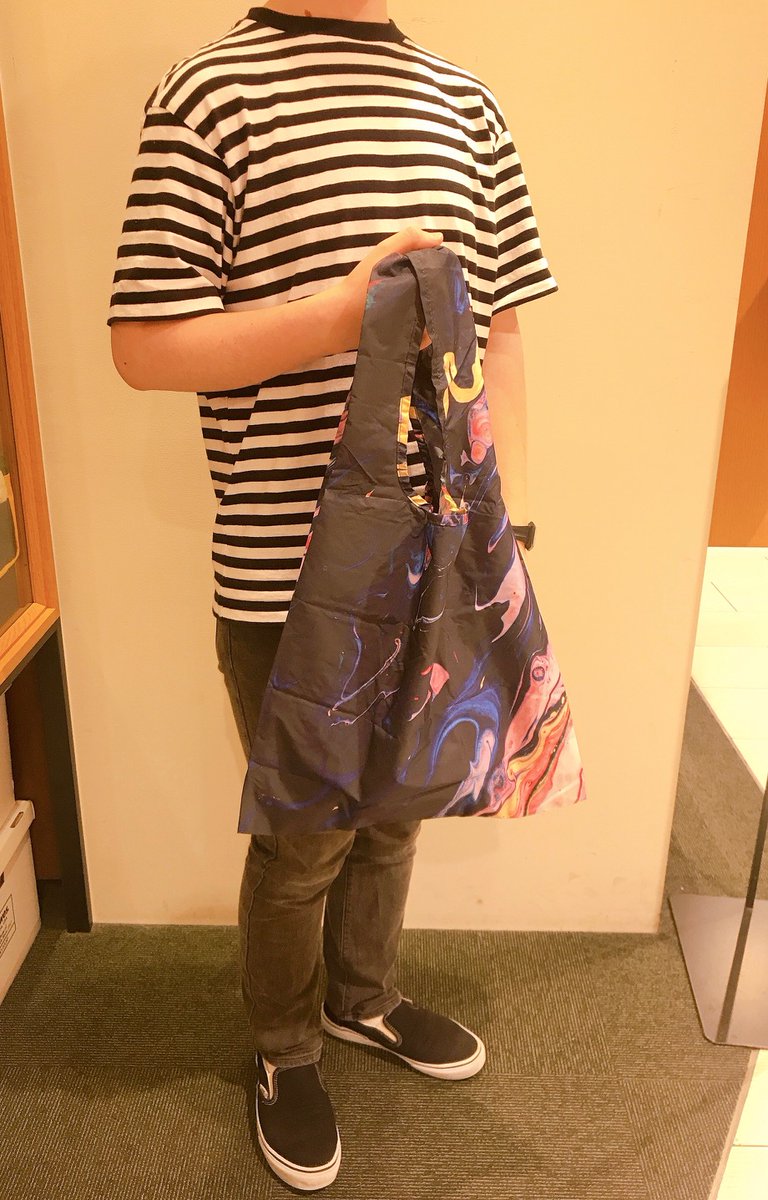 smith_ftg's tweet photo. 英国のエコバッグブランド「KIND BAG(カインドバッグ」が入荷しました。耐久性があり洗濯機で洗えるカインドバッグは、日々のショッピングにはもちろん、夏のアクティビティにもおすすめです。
#smith #二子玉川 #ライズ #KINDBAG #エコバッグ https://t.co/eLOZg0rTb6