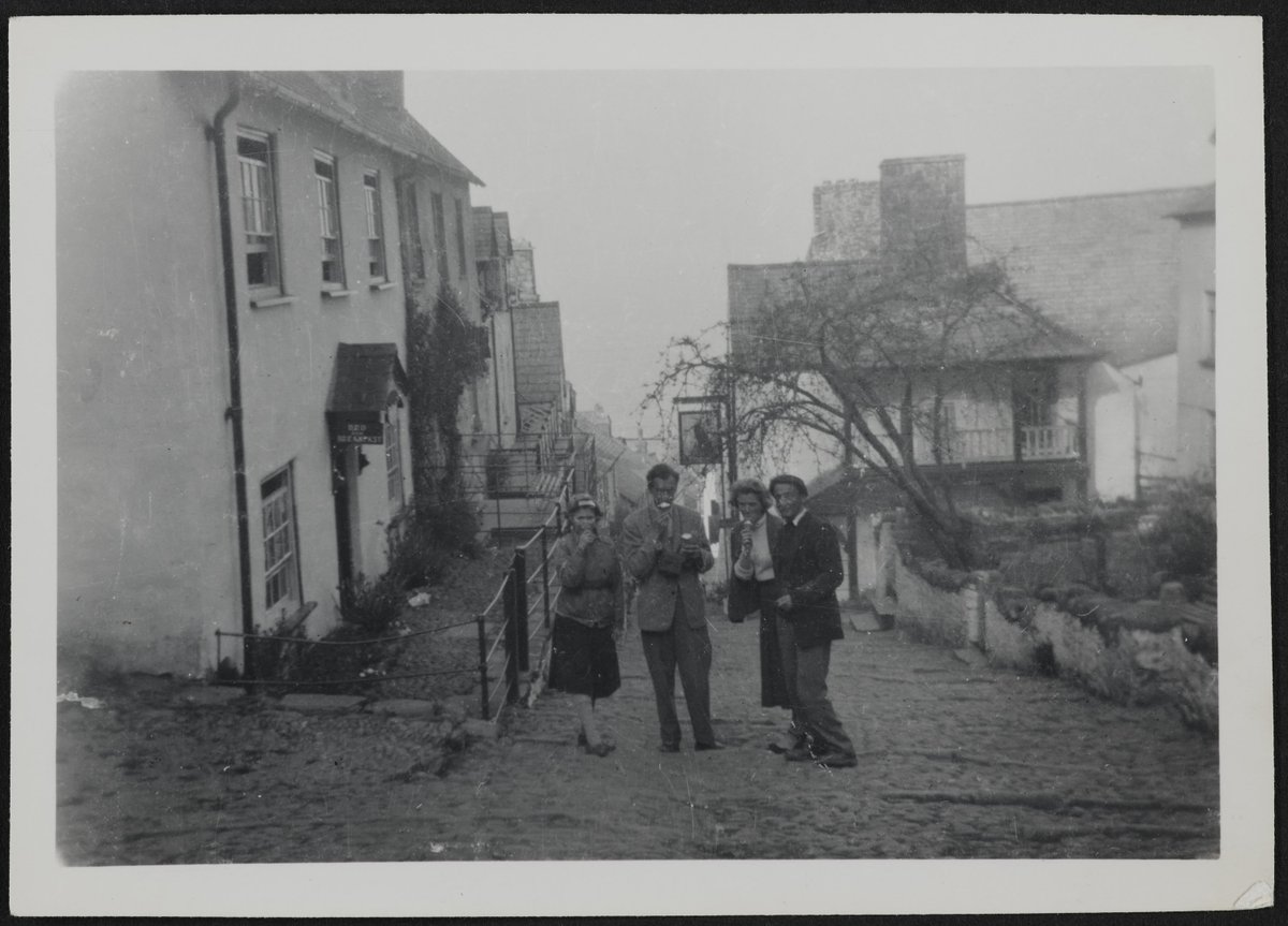 UoEHeritageColl's tweet image. Happy #IceCreamDay! 🍦 This photograph from our #RonaldDuncan Collection shows writer Ronald Duncan (R), his wife Rose Marie, his daughter Briony, &amp;amp; the composer #BenjaminBritten enjoying an ice cream in #Clovelly, Devon in c 1950s.  [EUL MS 397/10/8/11/1] #ExploreYourArchive