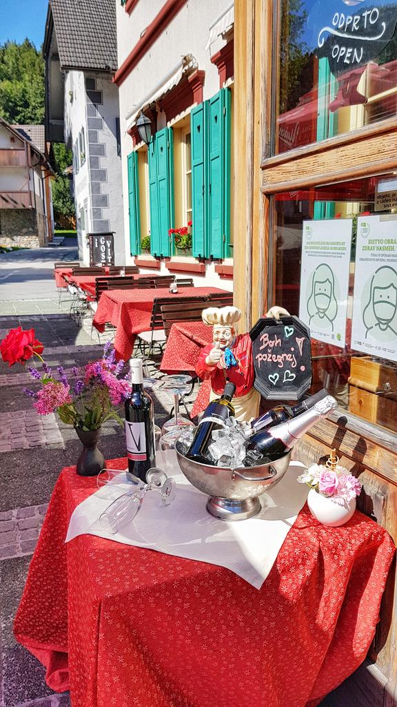 HVitranc's tweet photo. "Boh požegnej" 😉

#hotel_vitranc #vitranc #lunch  #gostilna_vitranc #podkoren #krgora #kranjska #kranjskagora #restaurant https://t.co/QDxITTRX3y