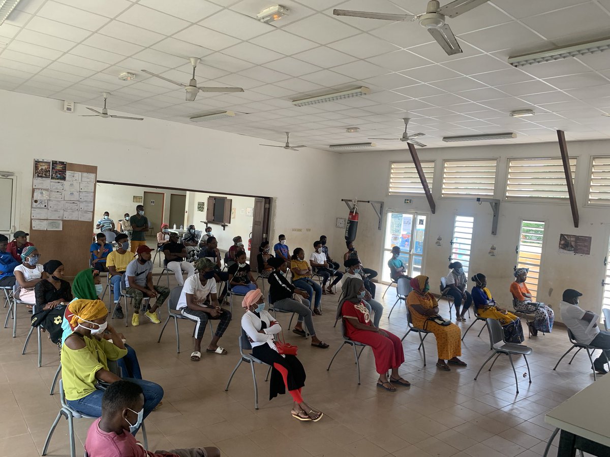 babally's tweet photo. De passage ce dimanche matin (19/07) à la rencontre des nouveaux bacheliers de Combani réunis à la MJC de Mroalé par l’association BaniiMoov et son partenaire Émanciper Mayotte.
Il était question d’infos sur la jeunesse et la vie étudiante post-bac suivi d’une remise de primes https://t.co/cjqxKOInS5