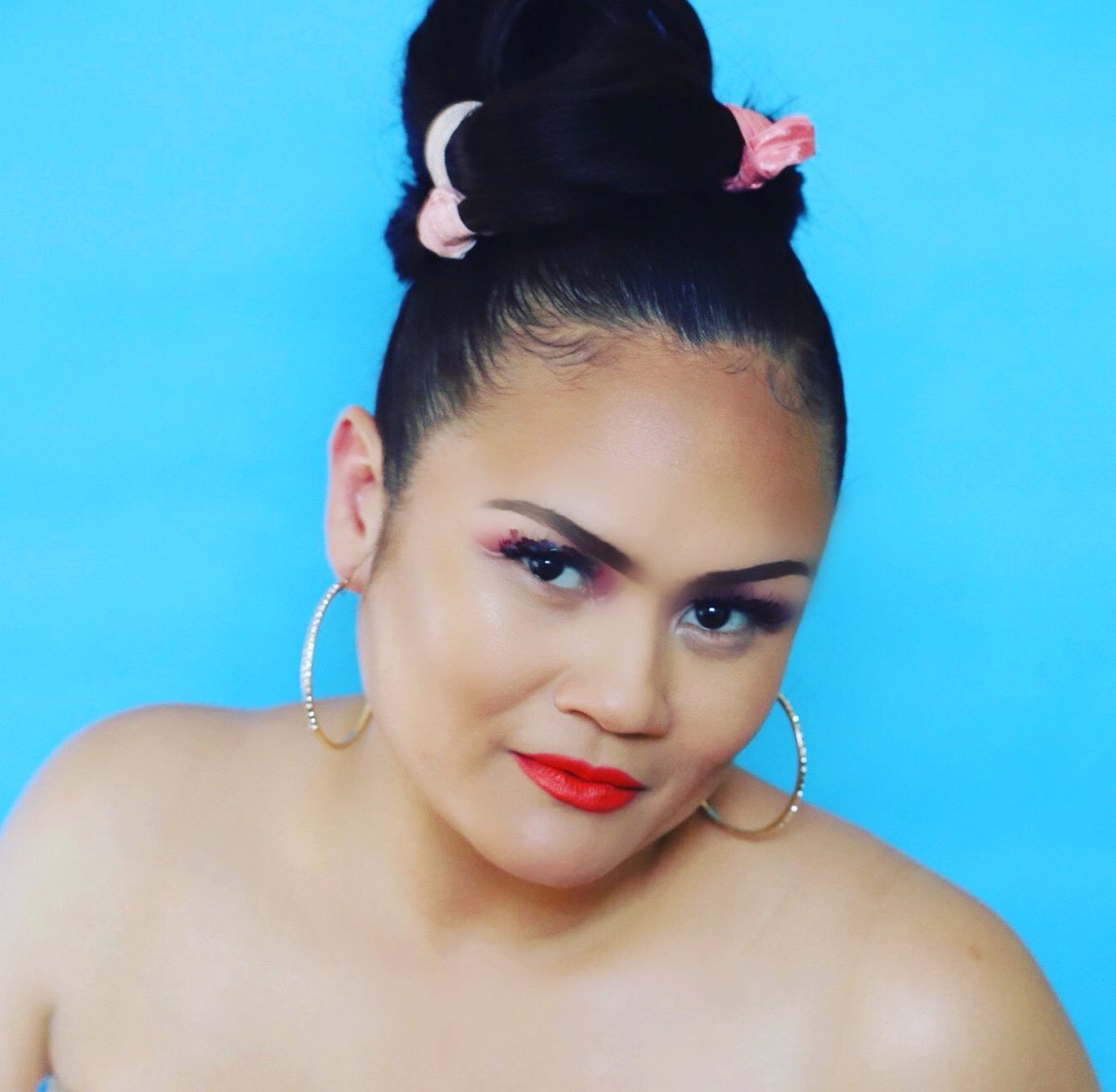 TamEssence1's tweet photo. Book me for your Makeup needs.... https://t.co/CBH3TSZ7fT