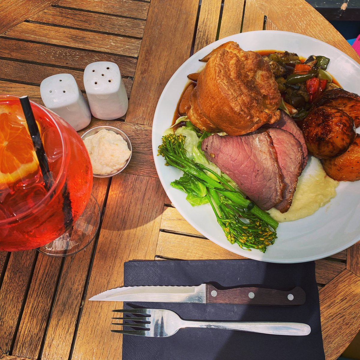 pvillearms's tweet image. ☀️book now for Sunday lunch☀️
(Available to eat in or takeaway)
📞01273 640380
———————————————
We have added a bit of Summer to our roasts with Mediterranean vegetables,Summer greens and delicious light, red wine gravy. 
-
#prestonvillearms #summervibes #brightonsundayroast