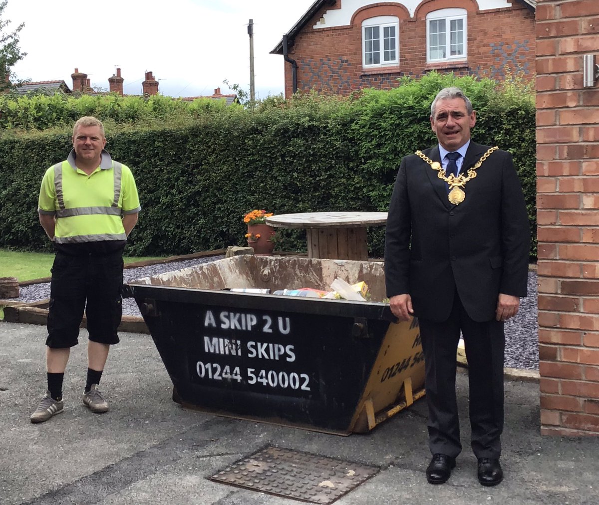 We had a visit from the Lord Mayor of Chester, Councillor Mark Williams Thursday to thank our workforce for providing a valuable service to our local community during these unprecedented times. 
#covid19 #supportingthecommunity #miniandmidi #numberone #wereinyourarea #keepsafe