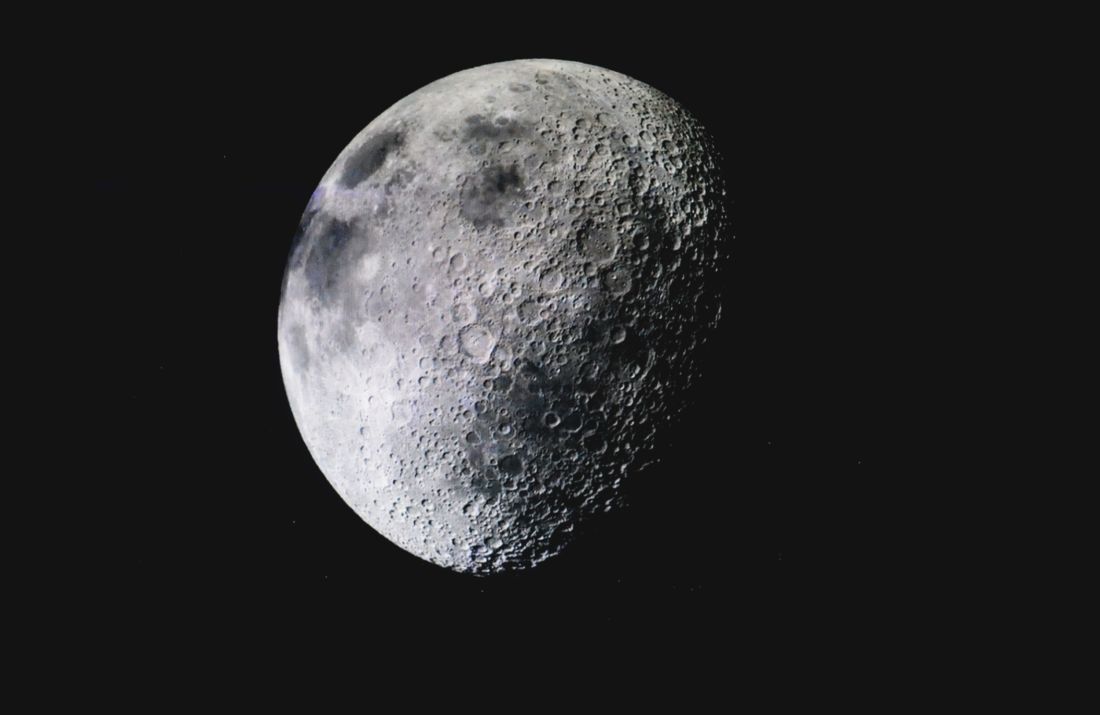 Mu_Ha_Mad's tweet photo. La lune est comme les gens des réseaux sociaux. Elle possède une face cachée qui n'est pas visible depuis la Terre. Elle ne montre que son côté brillant.
Ne soyons pas dupes.
#GenerationInstagram https://t.co/uGnLkH0GaM