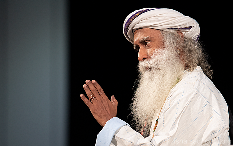 SadhguruJV's tweet photo. When there are troubles within us, we must address them head-on. Do not look for distractions – distraction is not a solution. #SadhguruQuotes https://t.co/Bx6aynyyyz