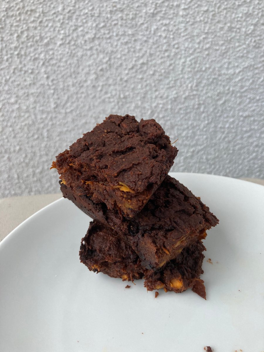 LaurenKitchen1's tweet photo. If you know me, you know I LOVE sweet potatos AND Chocolate, so these are like a match made in heaven!Plus they are gluten free, vegan and dairy free!

Sweet Potato Brownies

#lozzinthekitchen #marksofmaking #sweetpotato #brownies #yum #vegandesserts #veganchoc https://t.co/kltvHDYQ50