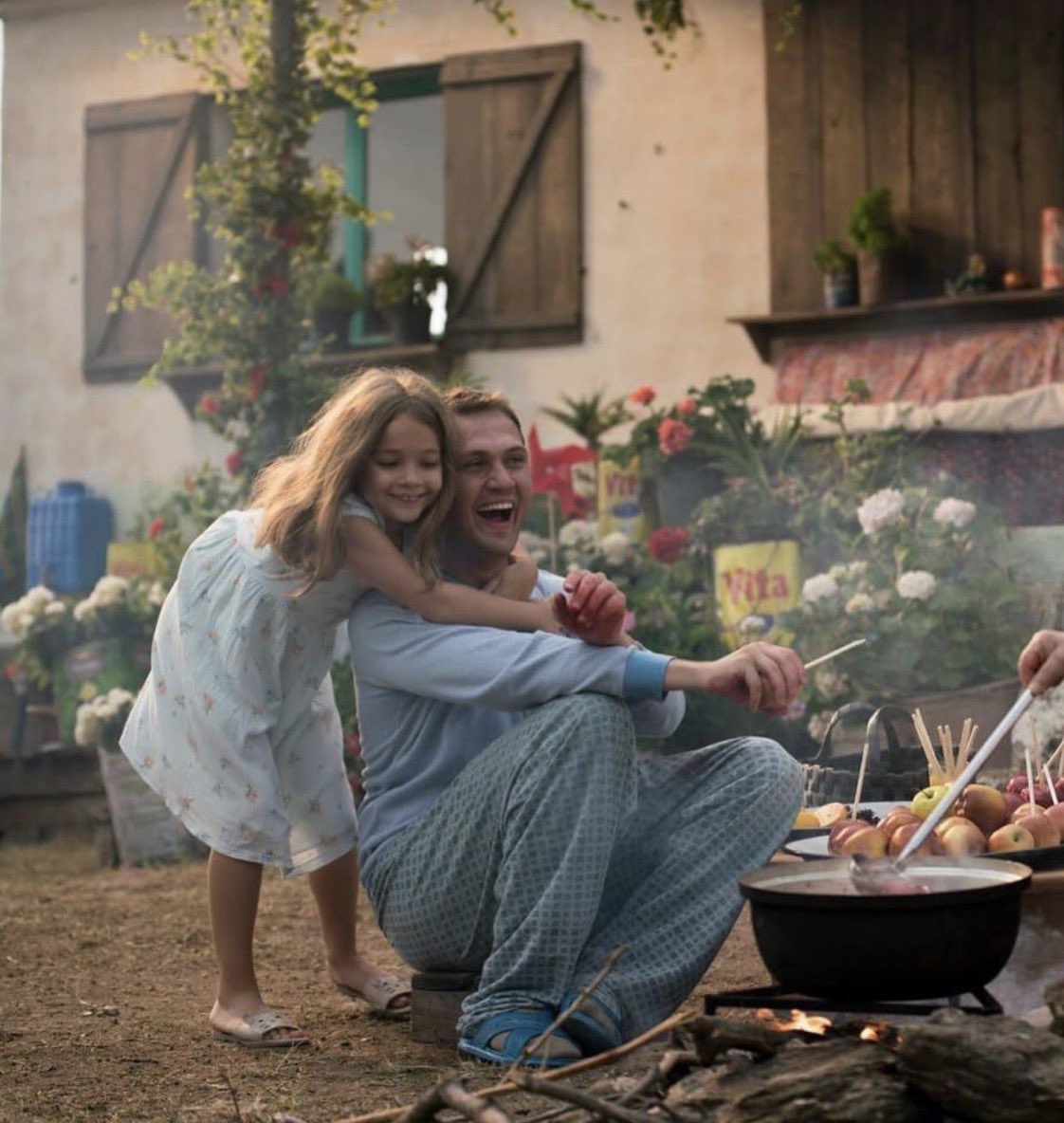 قيل في الأب:
"هو الذي لم أسِر يومًا في طريق
إلا ورأيته سبقني يمهدُه لي"