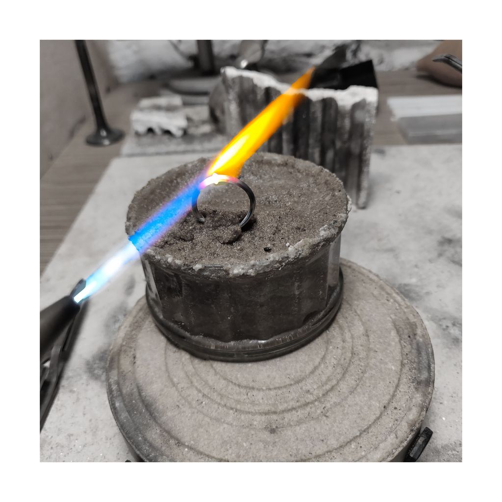 McCaulJewellery's tweet image. Welding a platinum band, any guesses what the sand is used for? 🤓

#making #processpic #welding #goldsmithing #designermaker #jewellerydesigner #bespokejewellery #jewelleryatelier #london #irishdesign #craftsmanship #engagementring