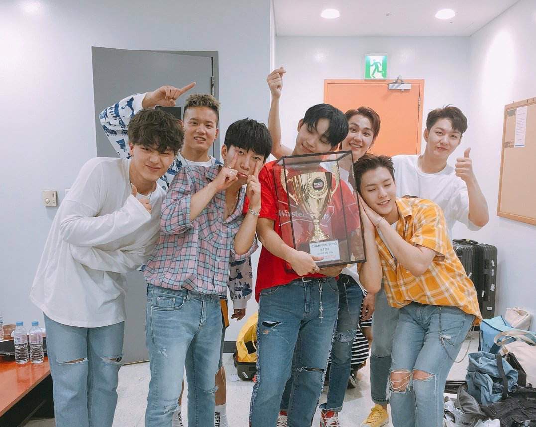meloswift's tweet photo. 📆 June 27, 2018
🏆 #OnlyOneForMe1stWin
🎼 Show Champion

"We will work hard cheering on for you. Don't feel burden, comfortably and do your best! Don't get hurt. Fighting!" https://t.co/icUc6SkWv9