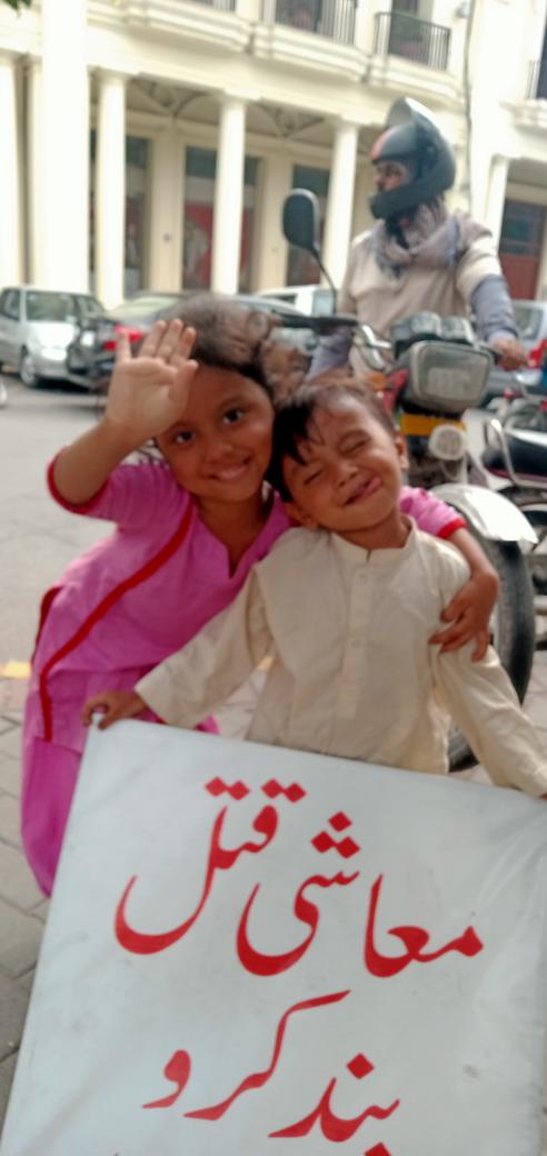 AhmadFa11057743's tweet photo. دھرنے میں دو بچے زبان دکھا کر اور ھاتھ ہلا کر مراد راس کو متوجہ کرتے ہوے کہ۔ساڈا حق ایتھے رکھ https://t.co/eNmez8KEVE