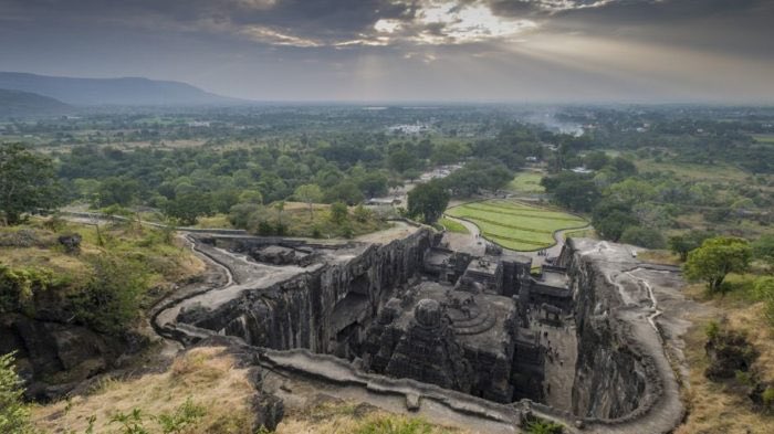 anupamifs's tweet photo. 2 towns carved into solid rock, #Ellora in #India, and #Petra in #Jordan. Different places, same ideas. https://t.co/DjfZBobC7P